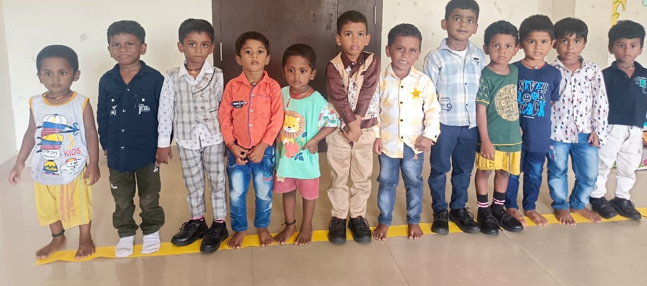 LEARING TO HOID WALK IN LINES